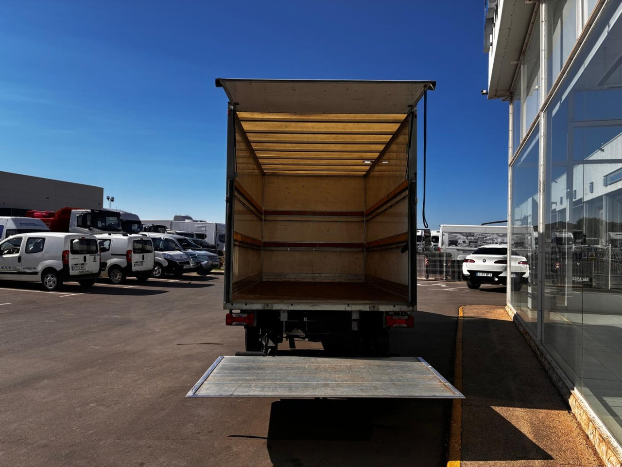 Caja cerrada con plataforma elevadora IVECO 35C16 20m3 - Dostavno vozilo z zabojnikom: slika 5 Caja cerrada con plataforma elevadora IVECO 35C16 20m3 - Dostavno vozilo z zabojnikom: slika 5