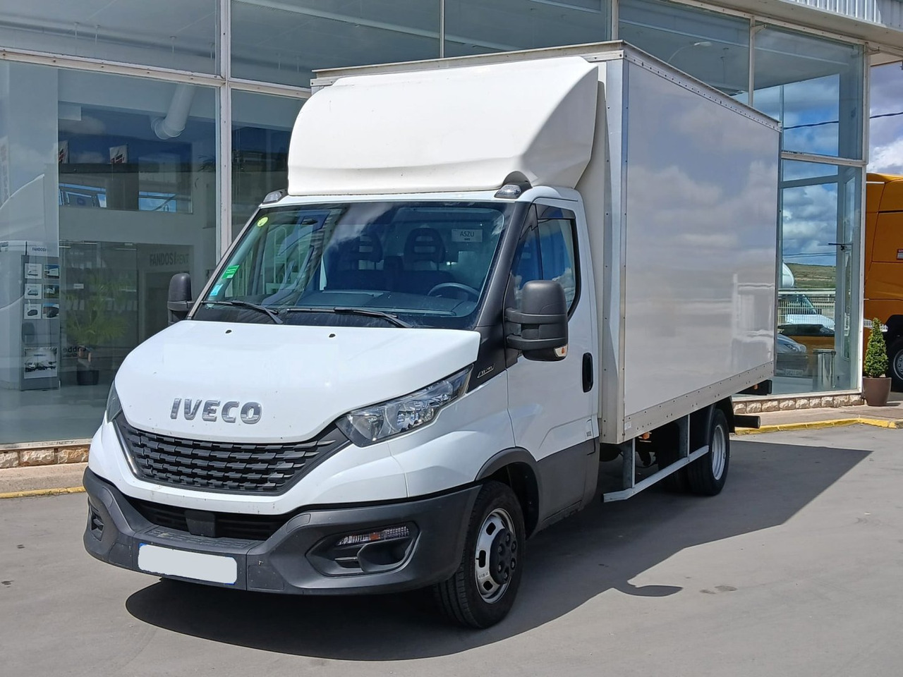Caja cerrada con plataforma elevadora IVECO 35C16 20m3 - Dostavno vozilo z zabojnikom: slika 1 Caja cerrada con plataforma elevadora IVECO 35C16 20m3 - Dostavno vozilo z zabojnikom: slika 1