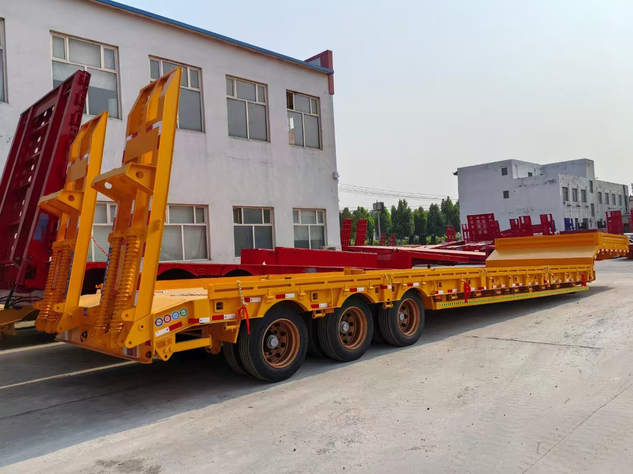13M Low Bed Semi Trailer | 3 Axles | Heavy Duty Lowboy for Construction Machinery Transport - Nizko noseča polprikolica: slika 2 13M Low Bed Semi Trailer | 3 Axles | Heavy Duty Lowboy for Construction Machinery Transport - Nizko noseča polprikolica: slika 2