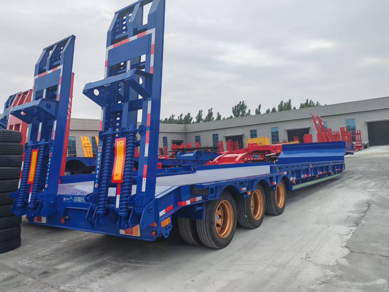 13M Low Bed Semi Trailer | 3 Axles | Heavy Duty Lowboy for Construction Machinery Transport - Nizko noseča polprikolica: slika 1 13M Low Bed Semi Trailer | 3 Axles | Heavy Duty Lowboy for Construction Machinery Transport - Nizko noseča polprikolica: slika 1