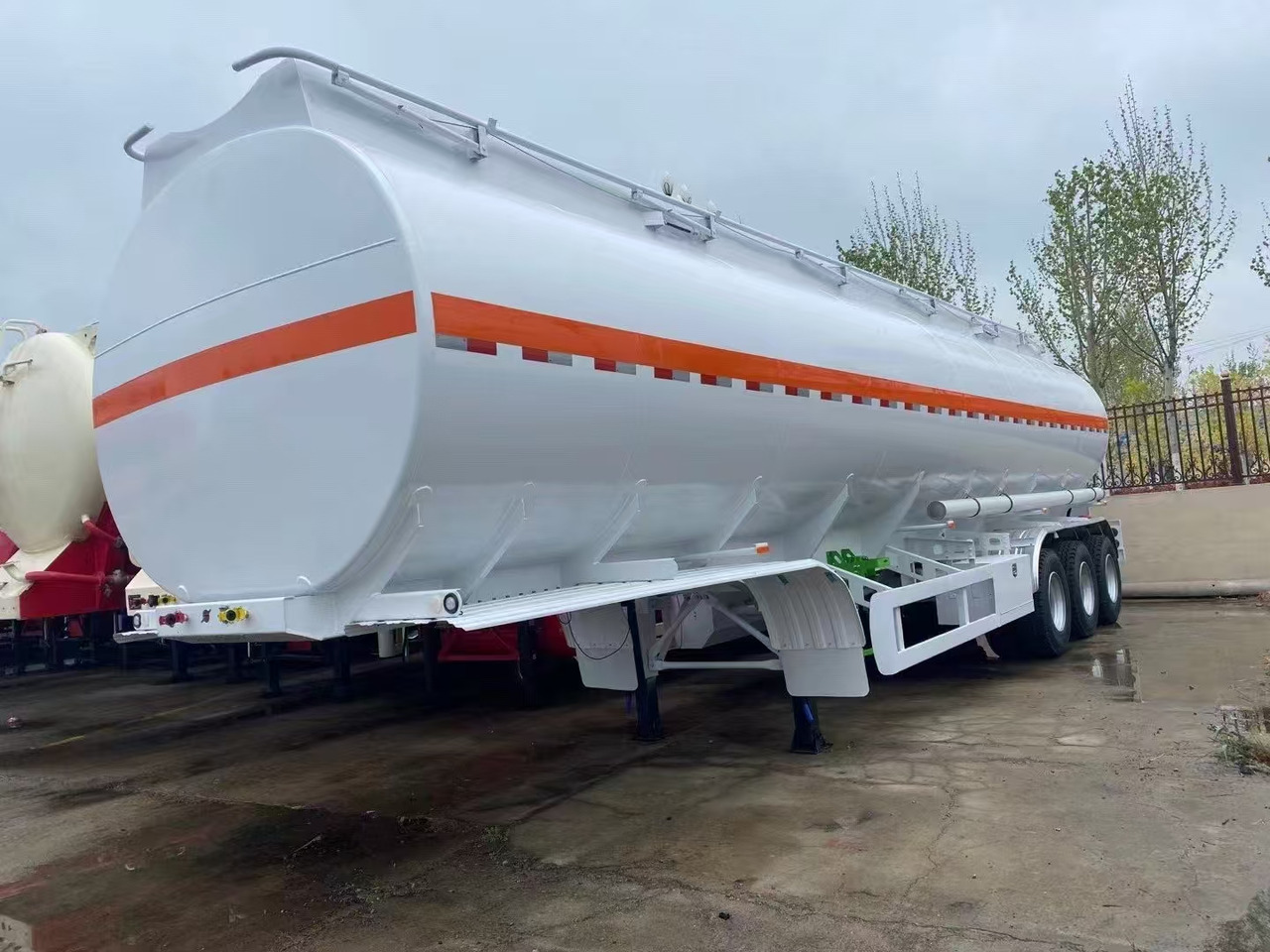 30,000–60,000 Liters Single or Multiple Compartments Customizable tank trailers available - Polprikolica cisterna: slika 3 30,000–60,000 Liters Single or Multiple Compartments Customizable tank trailers available - Polprikolica cisterna: slika 3