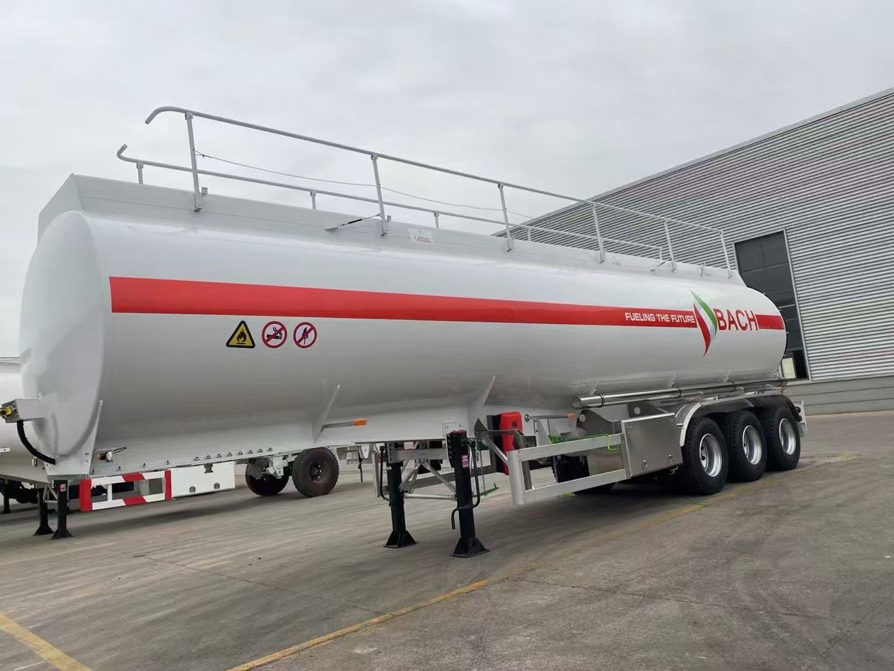 30,000–60,000 Liters Single or Multiple Compartments Customizable tank trailers available - Polprikolica cisterna: slika 2 30,000–60,000 Liters Single or Multiple Compartments Customizable tank trailers available - Polprikolica cisterna: slika 2