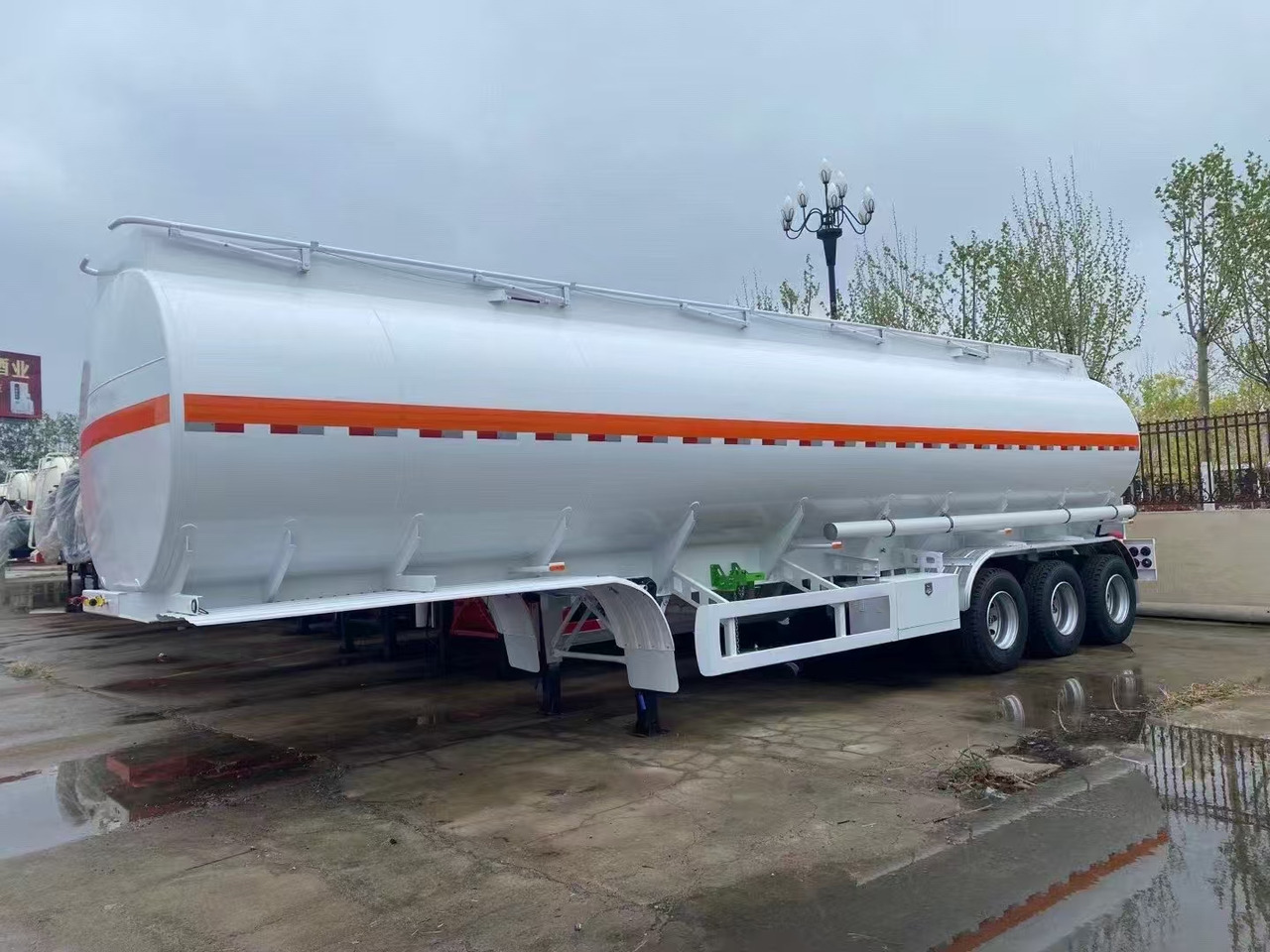 30,000–60,000 Liters Single or Multiple Compartments Customizable tank trailers available - Polprikolica cisterna: slika 5 30,000–60,000 Liters Single or Multiple Compartments Customizable tank trailers available - Polprikolica cisterna: slika 5