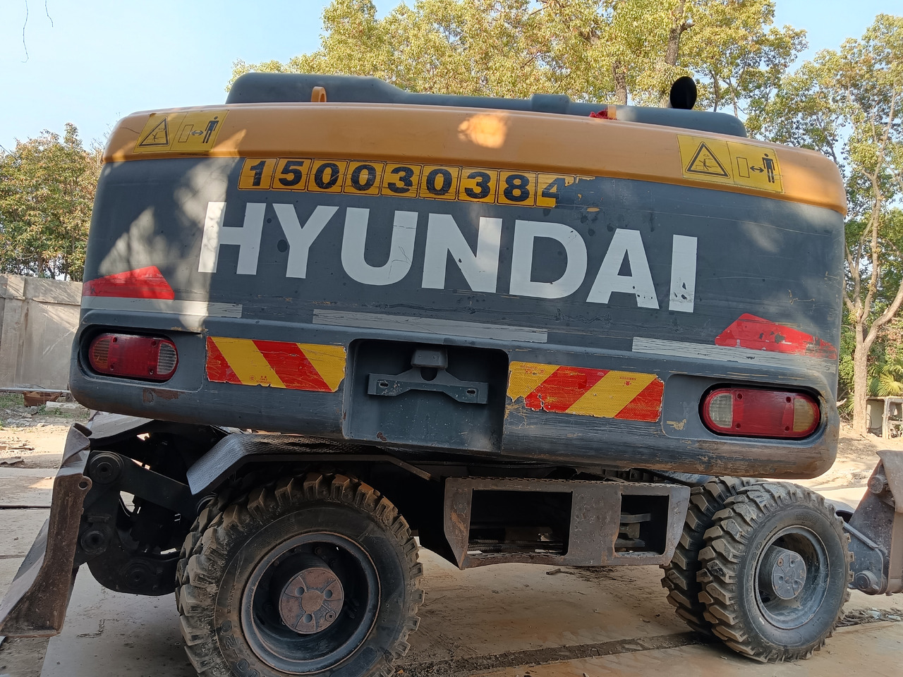 HYUNDAI R210W-9 - Bager na kolesih: slika 2 HYUNDAI R210W-9 - Bager na kolesih: slika 2