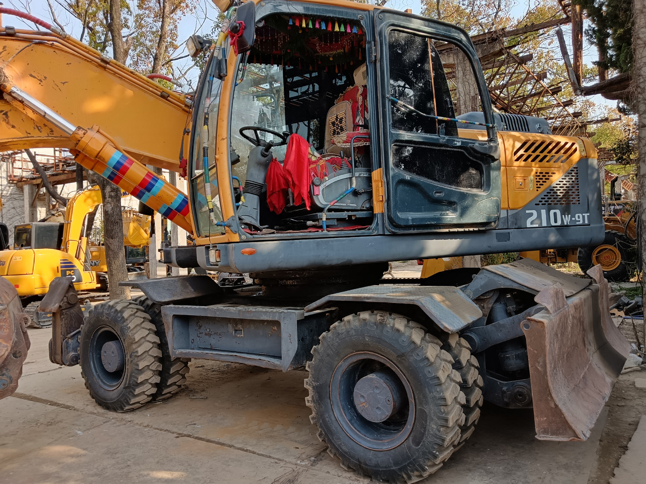 HYUNDAI R210W-9 - Bager na kolesih: slika 4 HYUNDAI R210W-9 - Bager na kolesih: slika 4