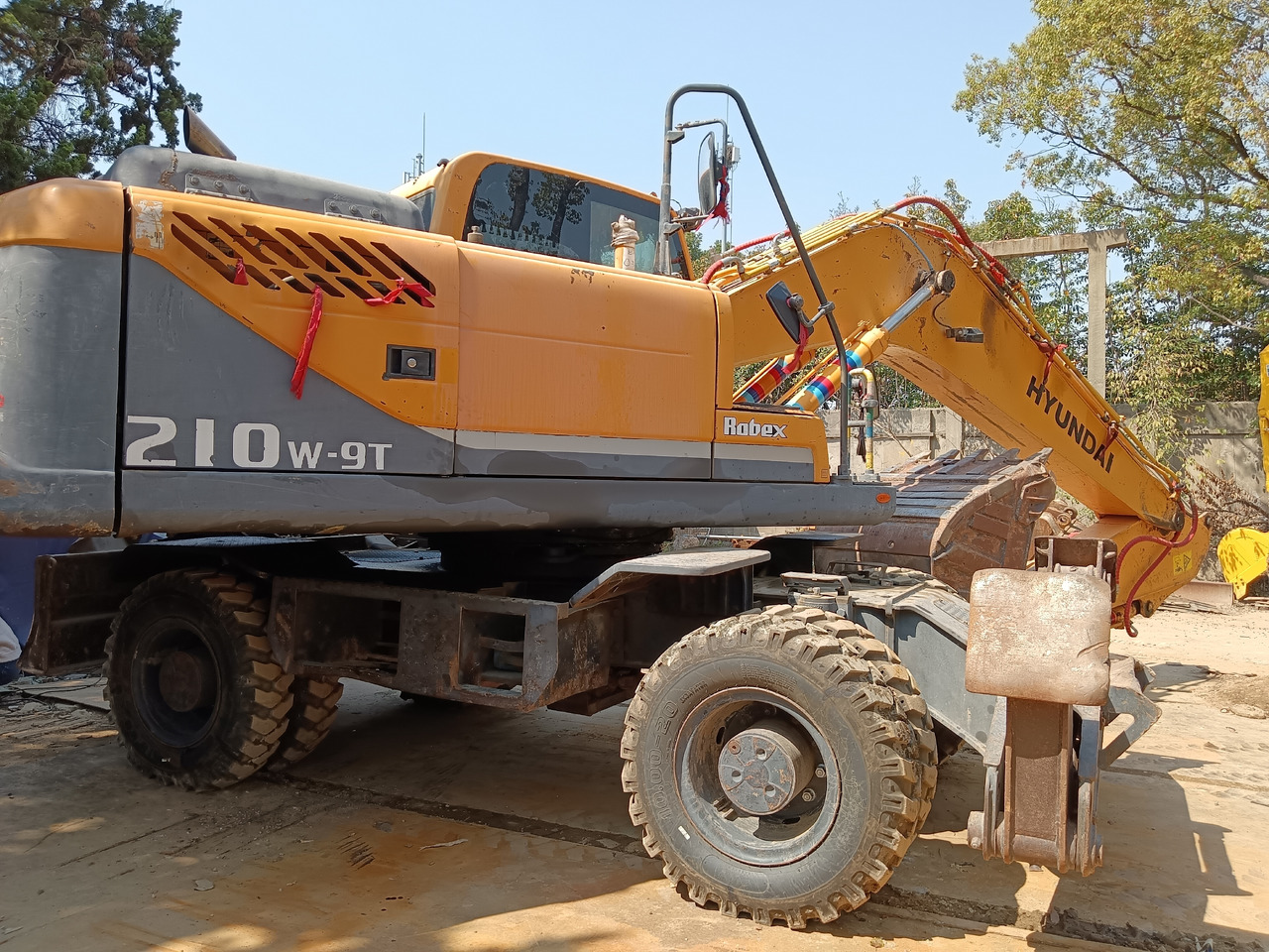 HYUNDAI R210W-9 - Bager na kolesih: slika 1 HYUNDAI R210W-9 - Bager na kolesih: slika 1