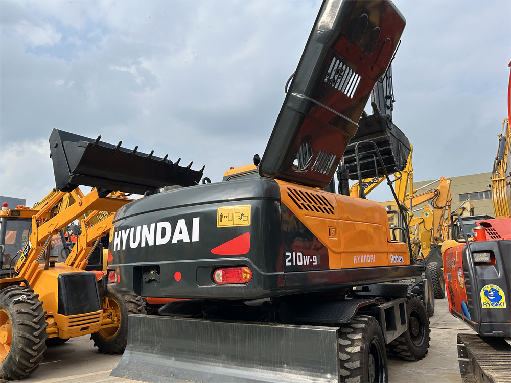 HYUNDAI ROBEX 210W-9 - Bager na kolesih: slika 1 HYUNDAI ROBEX 210W-9 - Bager na kolesih: slika 1