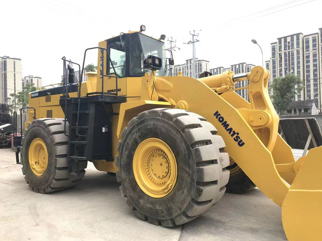 KOMATSU WA600 - Kolesni nakladalec: slika 1 KOMATSU WA600 - Kolesni nakladalec: slika 1