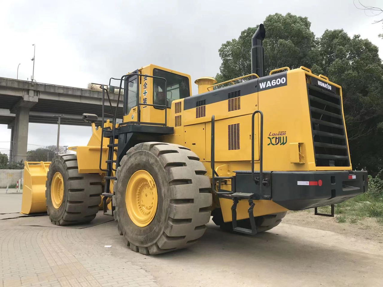 KOMATSU WA600 WA 600-6 - Kolesni nakladalec: slika 1 KOMATSU WA600 WA 600-6 - Kolesni nakladalec: slika 1