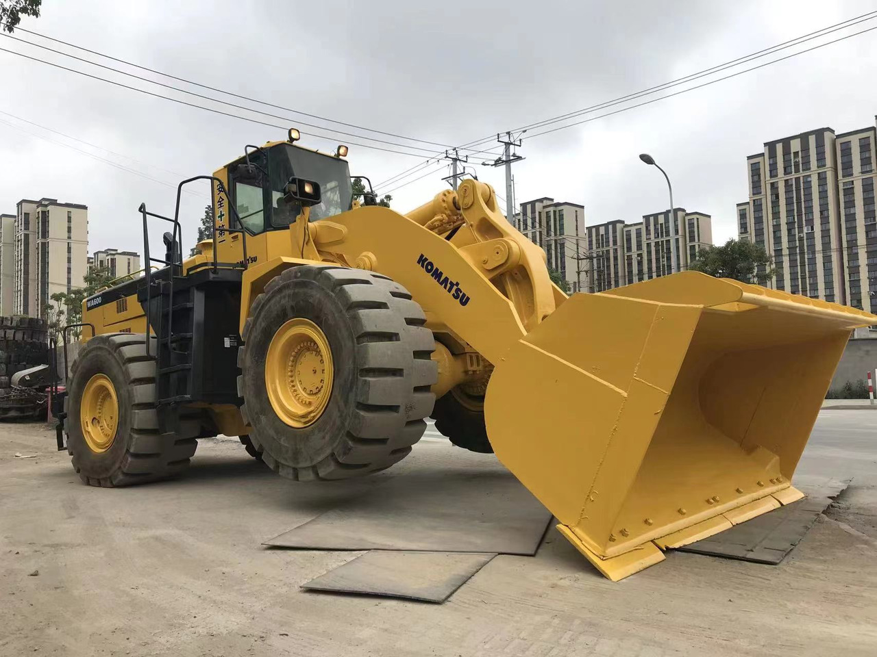 KOMATSU WA600 WA 600 - 6 - Kolesni nakladalec: slika 1 KOMATSU WA600 WA 600 - 6 - Kolesni nakladalec: slika 1
