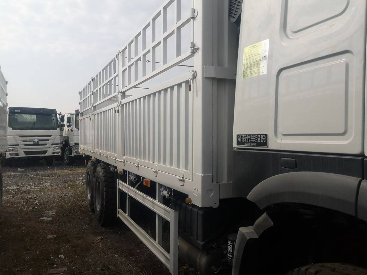SINOTRUK HOWO 371 375 380 400 420 HP WITH FENCE 6*4 8*4 - Tovornjak za prevoz živine: slika 5 SINOTRUK HOWO 371 375 380 400 420 HP WITH FENCE 6*4 8*4 - Tovornjak za prevoz živine: slika 5