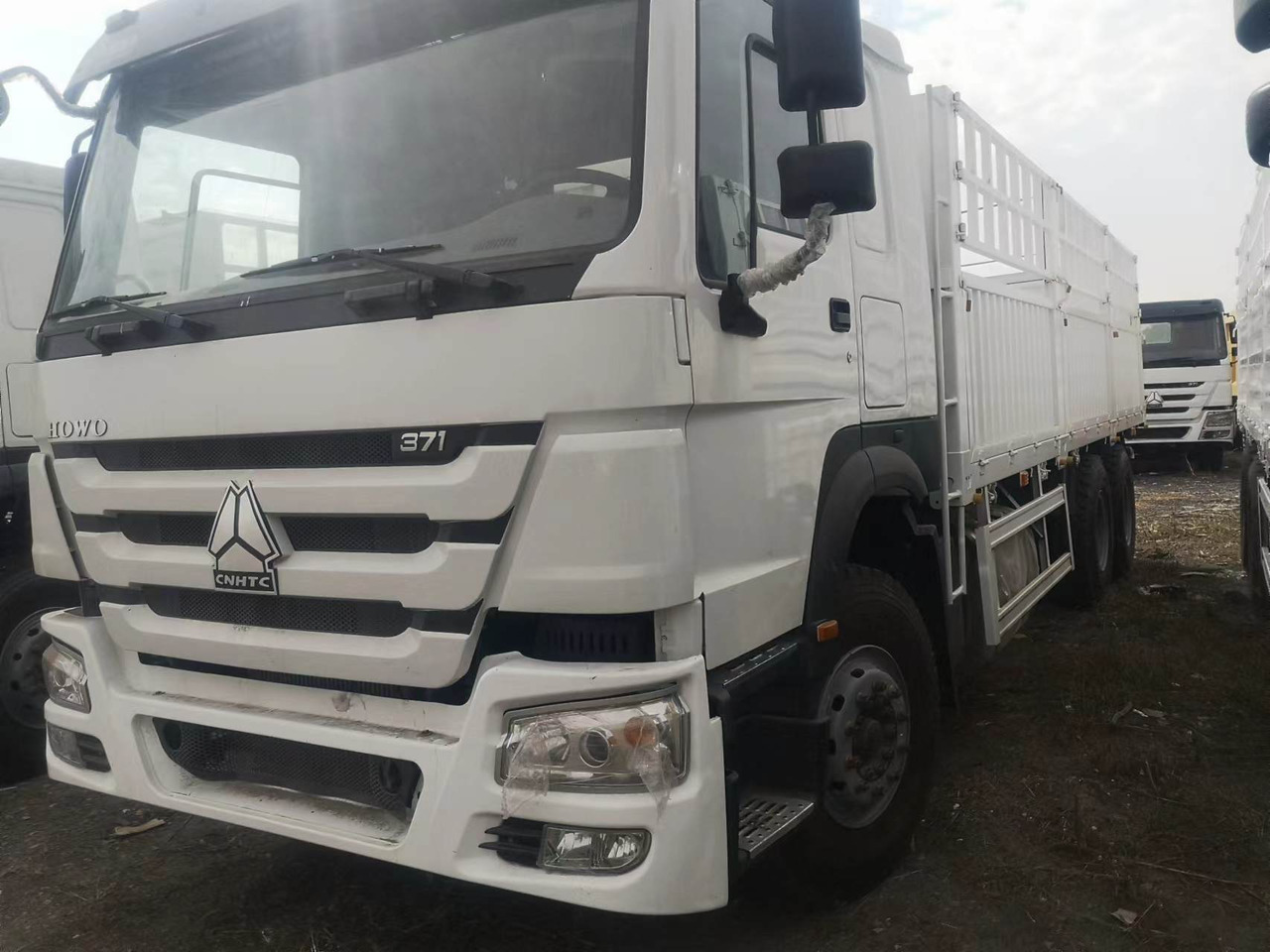 SINOTRUK HOWO 371 375 380 400 420 HP WITH FENCE 6*4 8*4 - Tovornjak za prevoz živine: slika 4 SINOTRUK HOWO 371 375 380 400 420 HP WITH FENCE 6*4 8*4 - Tovornjak za prevoz živine: slika 4