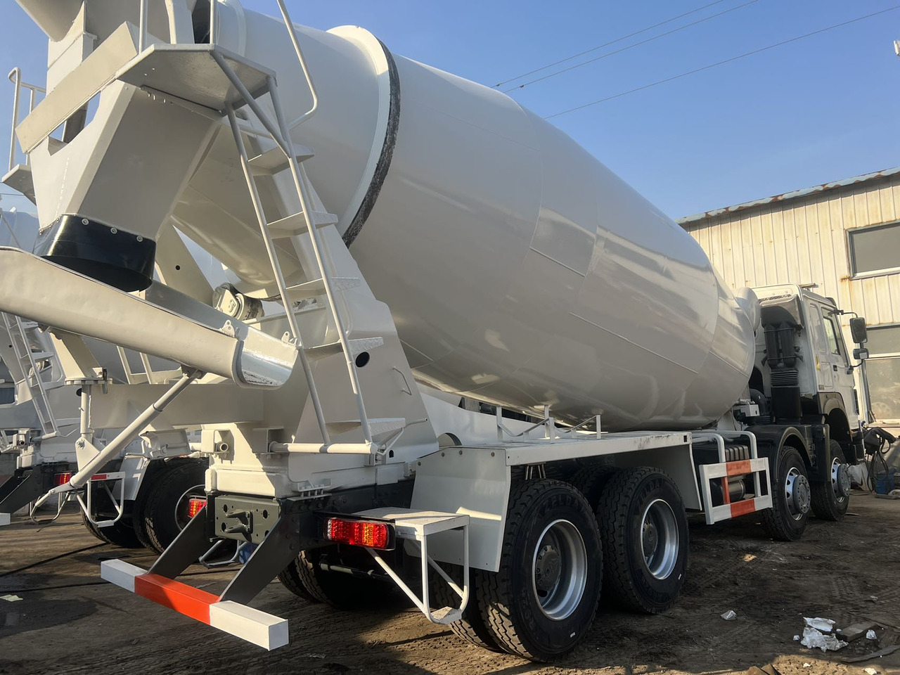 SINOTRUK HOWO 371 8X4 16 Cubic Meter SINOTRUK Howo Concrete Mixer Truck - Avtomešalec: slika 2 SINOTRUK HOWO 371 8X4 16 Cubic Meter SINOTRUK Howo Concrete Mixer Truck - Avtomešalec: slika 2