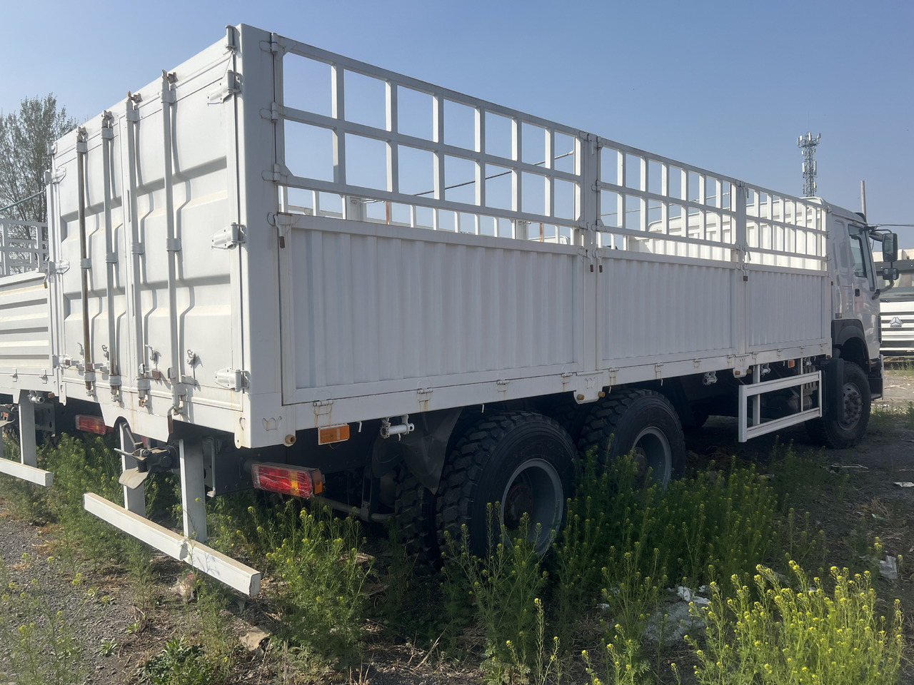 SINOTRUK HOWO 6*4 371 HP 8*4 375 400 420 HORSEPOWER - Tovornjak za prevoz živine: slika 5 SINOTRUK HOWO 6*4 371 HP 8*4 375 400 420 HORSEPOWER - Tovornjak za prevoz živine: slika 5