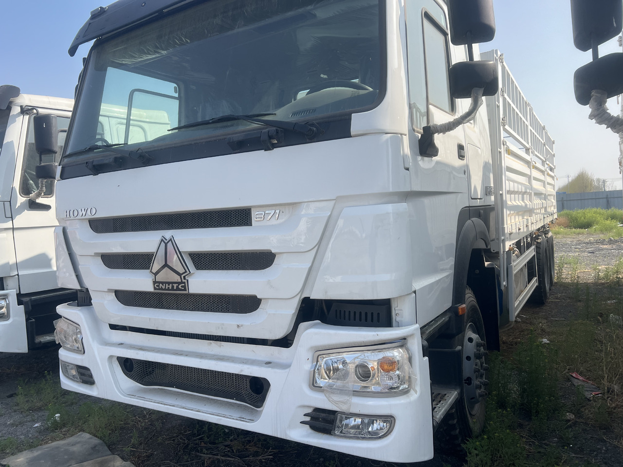 SINOTRUK HOWO 6*4 371 HP 8*4 375 400 420 HORSEPOWER - Tovornjak za prevoz živine: slika 2 SINOTRUK HOWO 6*4 371 HP 8*4 375 400 420 HORSEPOWER - Tovornjak za prevoz živine: slika 2