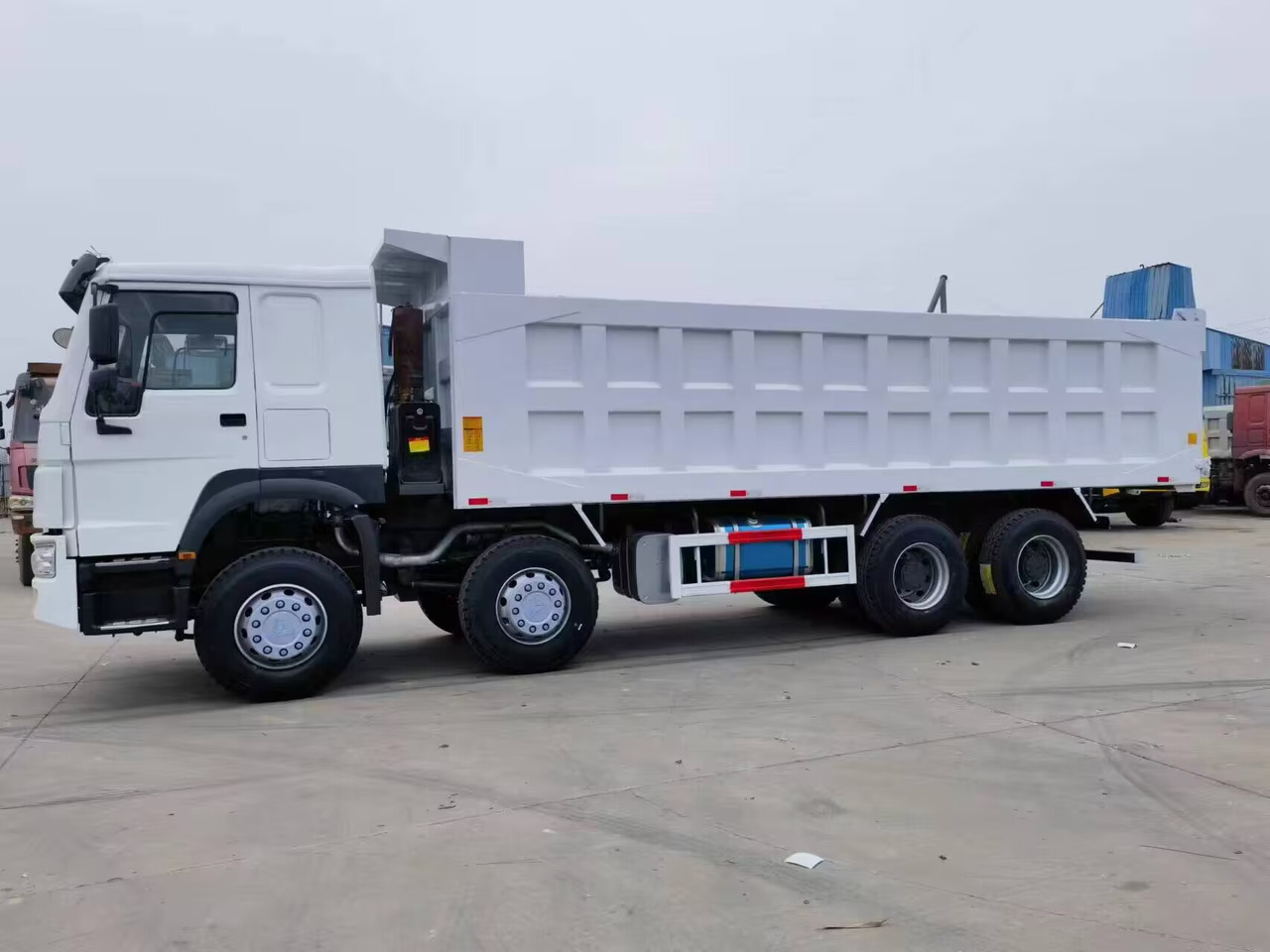 SINOTRUK HOWO 8*4 DUMP TRUCK - Tovornjak prekucnik: slika 1 SINOTRUK HOWO 8*4 DUMP TRUCK - Tovornjak prekucnik: slika 1