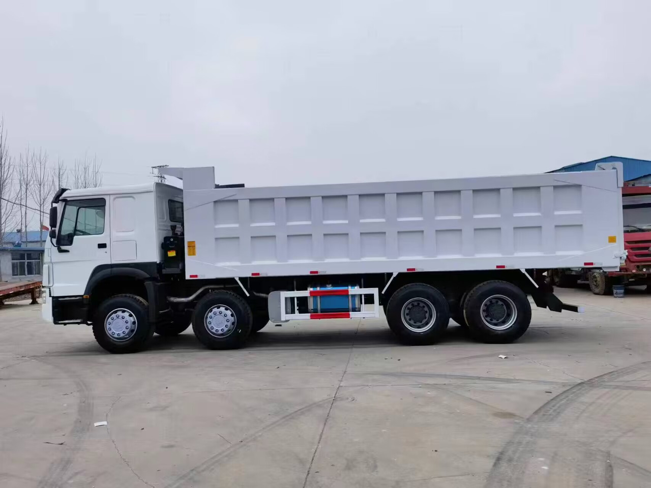 SINOTRUK HOWO 8*4 DUMP TRUCK - Tovornjak prekucnik: slika 3 SINOTRUK HOWO 8*4 DUMP TRUCK - Tovornjak prekucnik: slika 3