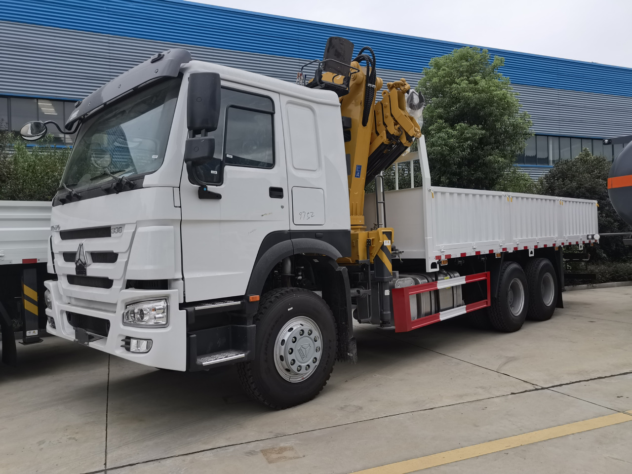 SINOTRUK HOWO 8 TON Knuckle boom truck-mounted crane - Tovornjak z dvigalom: slika 4 SINOTRUK HOWO 8 TON Knuckle boom truck-mounted crane - Tovornjak z dvigalom: slika 4