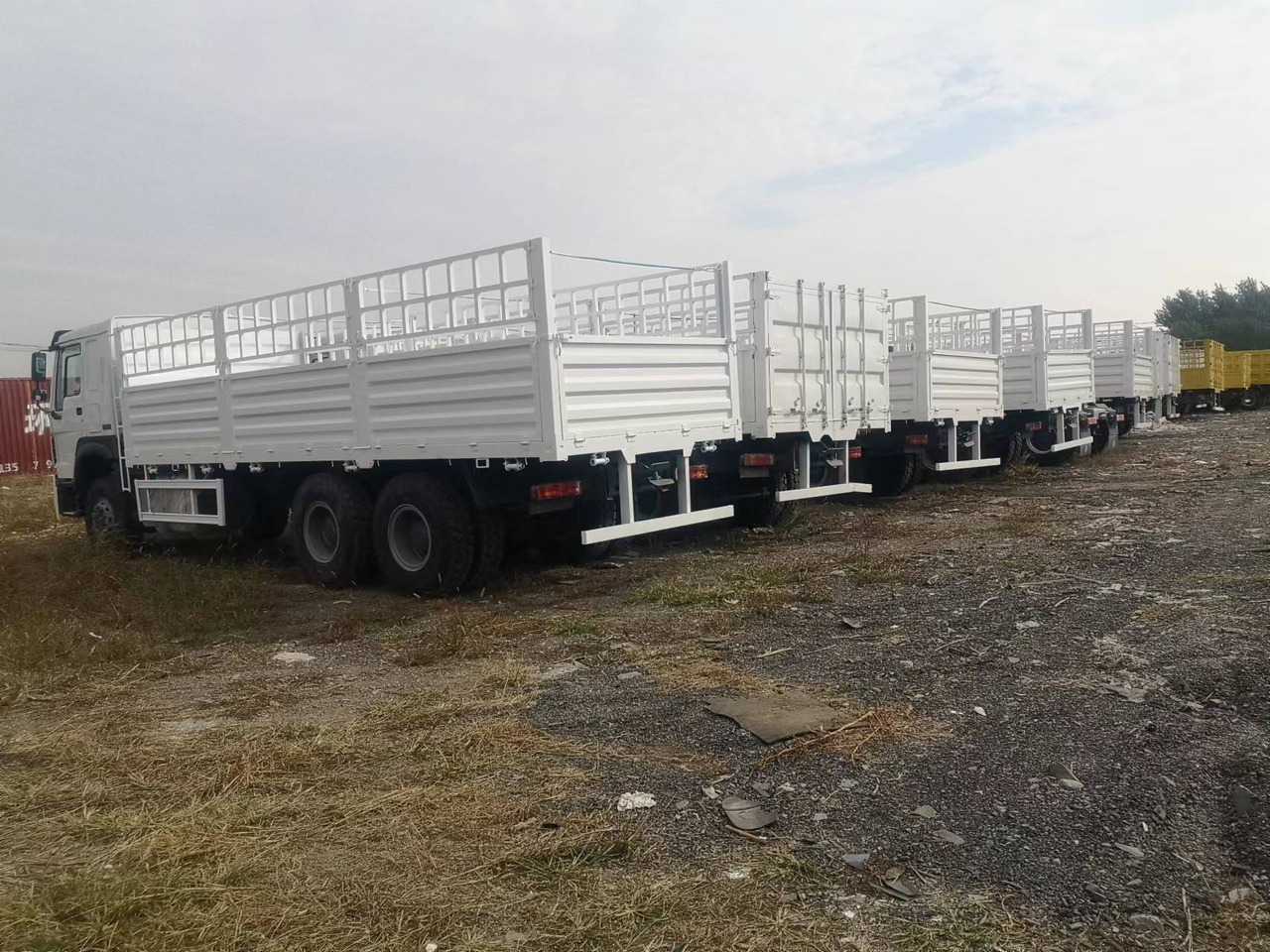 SINOTRUK HOWO DUMP TRUCK LIVESTOCK TRUCK WITH FENCE 371 380 400 420 460 HP - Tovornjak za prevoz živine: slika 2 SINOTRUK HOWO DUMP TRUCK LIVESTOCK TRUCK WITH FENCE 371 380 400 420 460 HP - Tovornjak za prevoz živine: slika 2