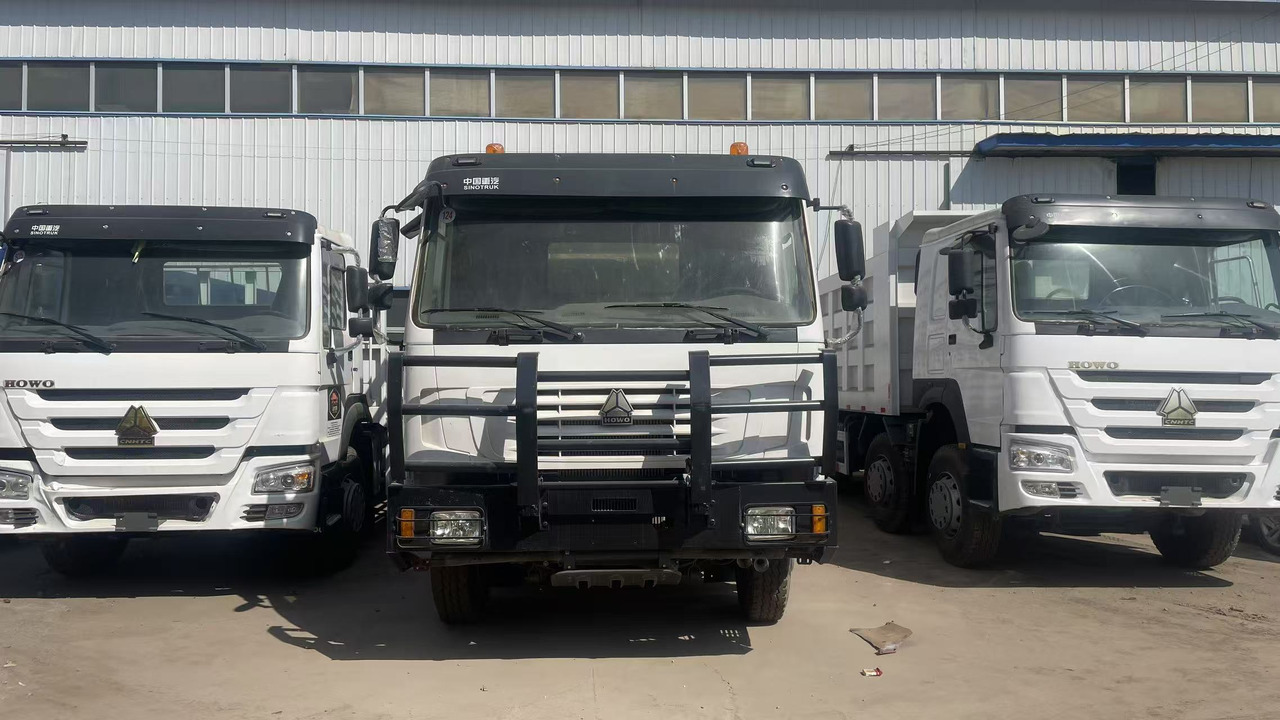 SINOTRUK HOWO DUMP TRUCK WITH FENCE 8*4 - Tovornjak prekucnik: slika 2 SINOTRUK HOWO DUMP TRUCK WITH FENCE 8*4 - Tovornjak prekucnik: slika 2