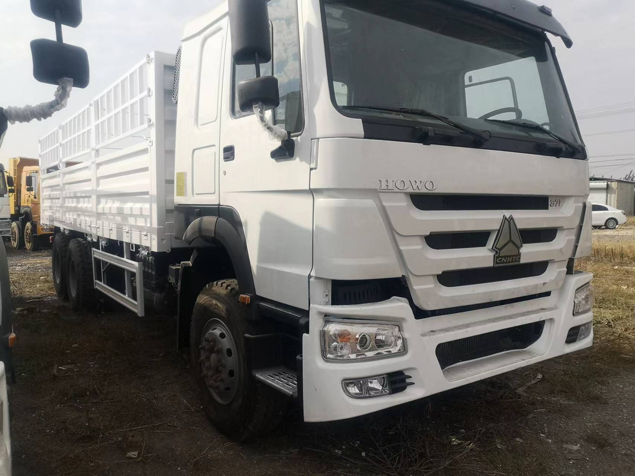 SINOTRUK HOWO DUMP TRUCK WITH FENCE LIVESTOCK TRUCK - Tovornjak prekucnik: slika 2 SINOTRUK HOWO DUMP TRUCK WITH FENCE LIVESTOCK TRUCK - Tovornjak prekucnik: slika 2