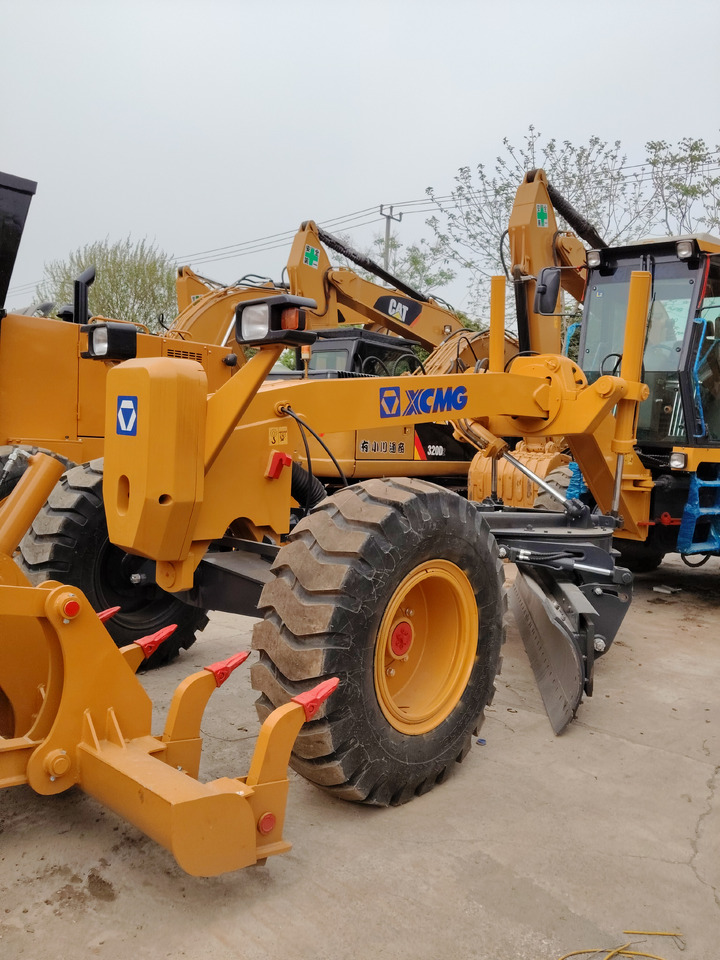 XCMG GR2153 WITH RIPPER AND FRONT BLADE - Greder: slika 2 XCMG GR2153 WITH RIPPER AND FRONT BLADE - Greder: slika 2