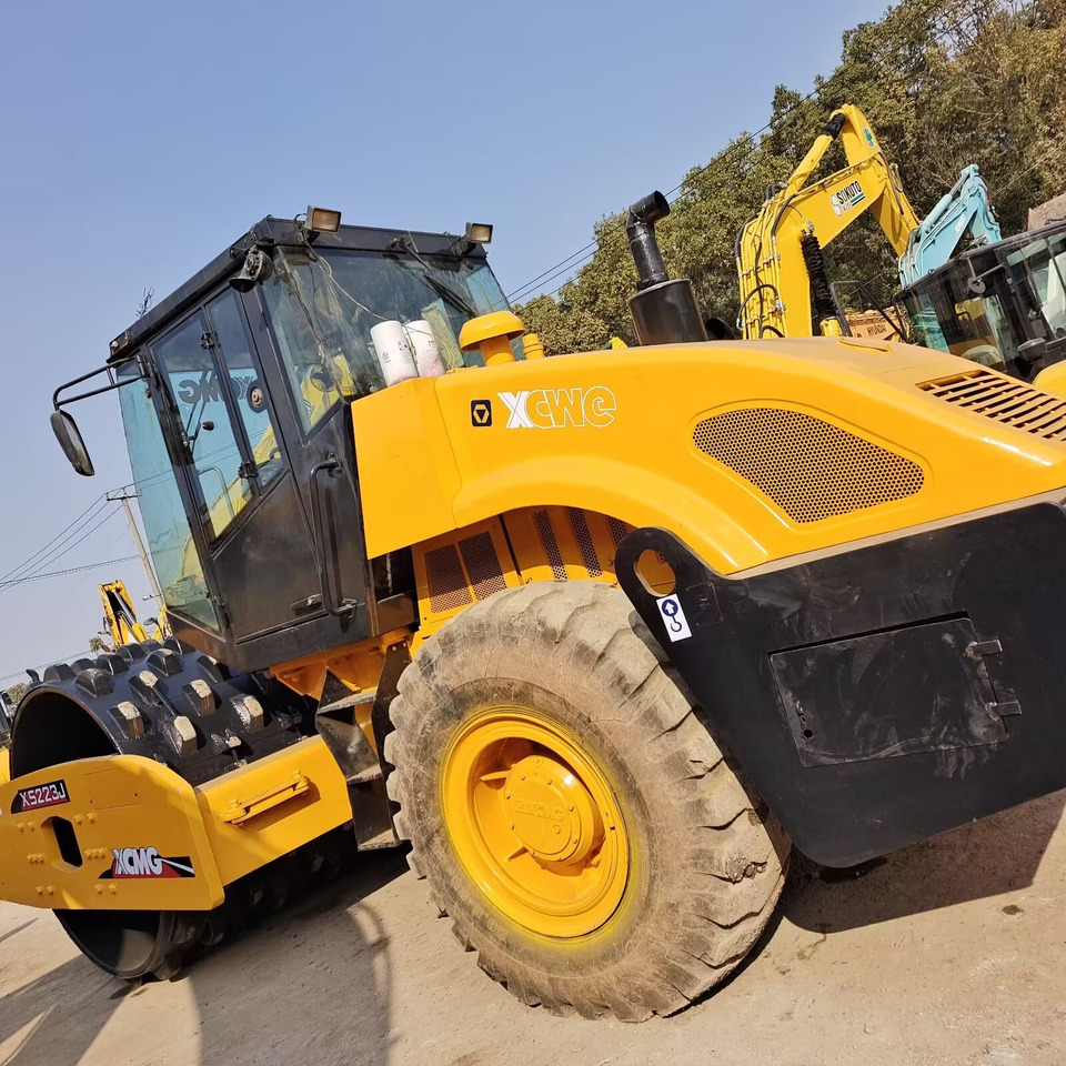 XCMG XS223J Goat Horn Vibratory Roller Compactor - Cestni valjar: slika 2 XCMG XS223J Goat Horn Vibratory Roller Compactor - Cestni valjar: slika 2