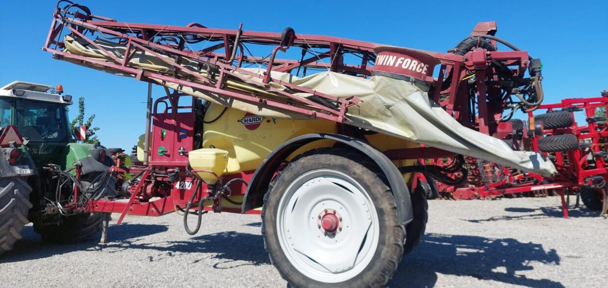 Hardi Commander Plus 4200 - 28m Twin - Vlečna škropilnica: slika 1 Hardi Commander Plus 4200 - 28m Twin - Vlečna škropilnica: slika 1