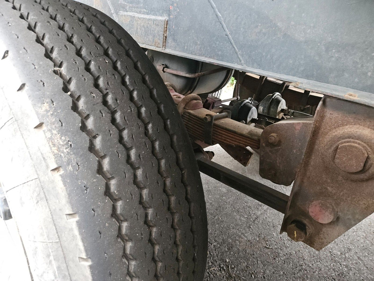 Kässbohrer Silo Güllefaß 33m³ Blattfederung - Silos cisterna: slika 4 Kässbohrer Silo Güllefaß 33m³ Blattfederung - Silos cisterna: slika 4