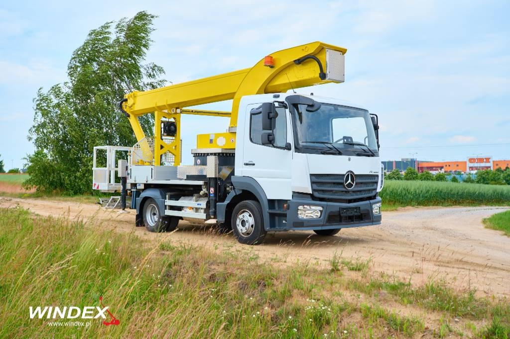 Palfinger P 300 KS - Dvižna ploščad montirana na tovornjak: slika 1 Palfinger P 300 KS - Dvižna ploščad montirana na tovornjak: slika 1