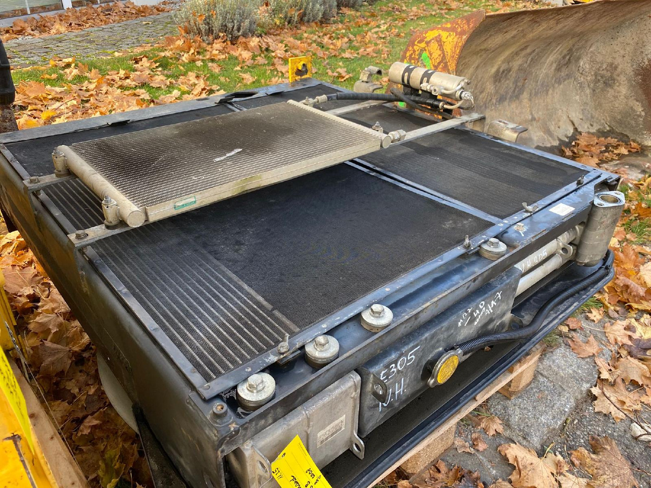 Holland E 305 - Hladilni sistem za Gradbeni stroj: slika 1 Holland E 305 - Hladilni sistem za Gradbeni stroj: slika 1