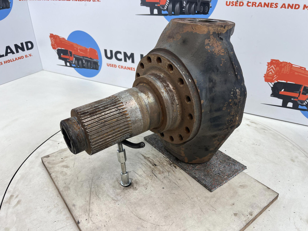 FAUN RTF 40 Steering knuckle 16 holes axle 3 - Premnik za Žerjav: slika 1 FAUN RTF 40 Steering knuckle 16 holes axle 3 - Premnik za Žerjav: slika 1