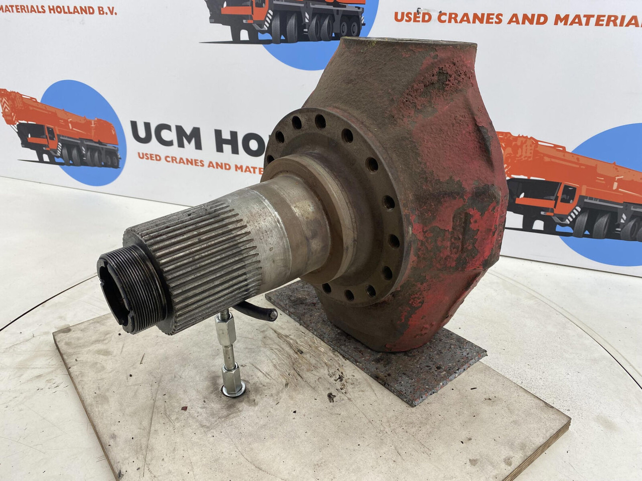 Gottwald AMK 70 Steering knuckle 16 holes axle 2 - Premnik za Avtodvigalo: slika 1 Gottwald AMK 70 Steering knuckle 16 holes axle 2 - Premnik za Avtodvigalo: slika 1