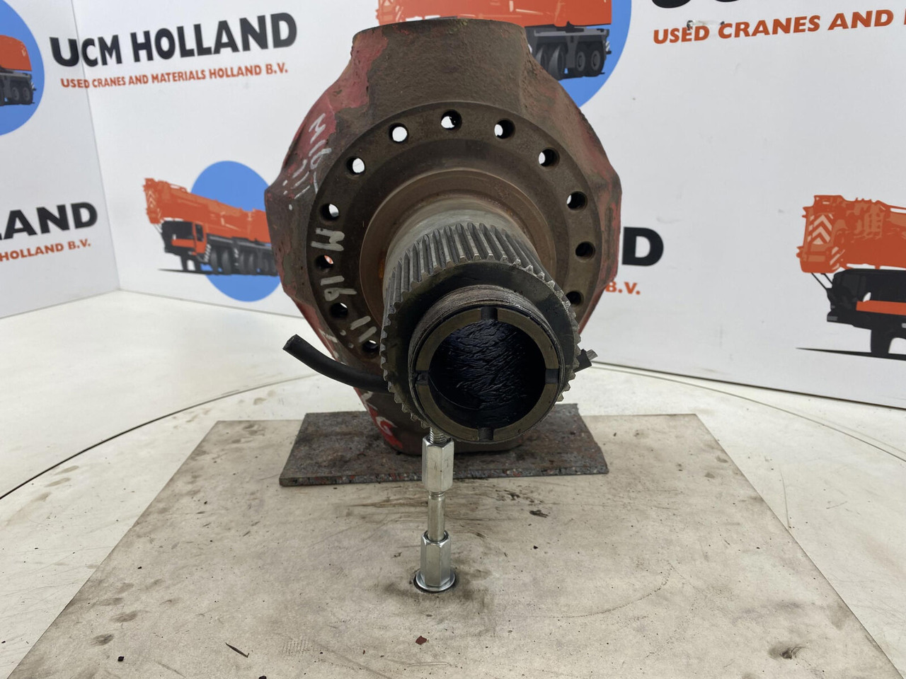 Gottwald AMK 70 Steering knuckle 16 holes axle 2 - Premnik za Avtodvigalo: slika 2 Gottwald AMK 70 Steering knuckle 16 holes axle 2 - Premnik za Avtodvigalo: slika 2
