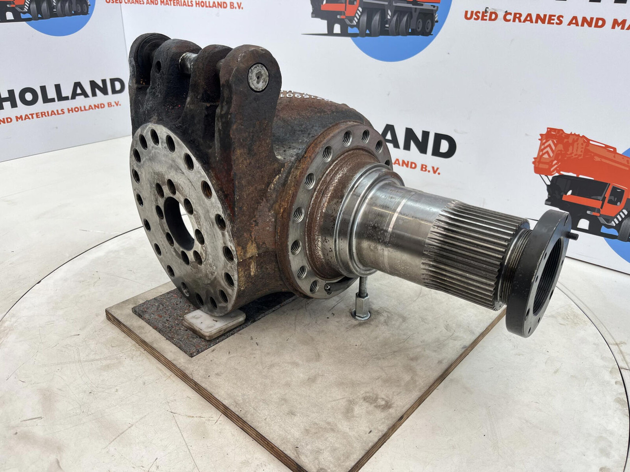 Grove GMK Megatrak steering knuckle 16 holes - Premnik za Žerjav: slika 3 Grove GMK Megatrak steering knuckle 16 holes - Premnik za Žerjav: slika 3