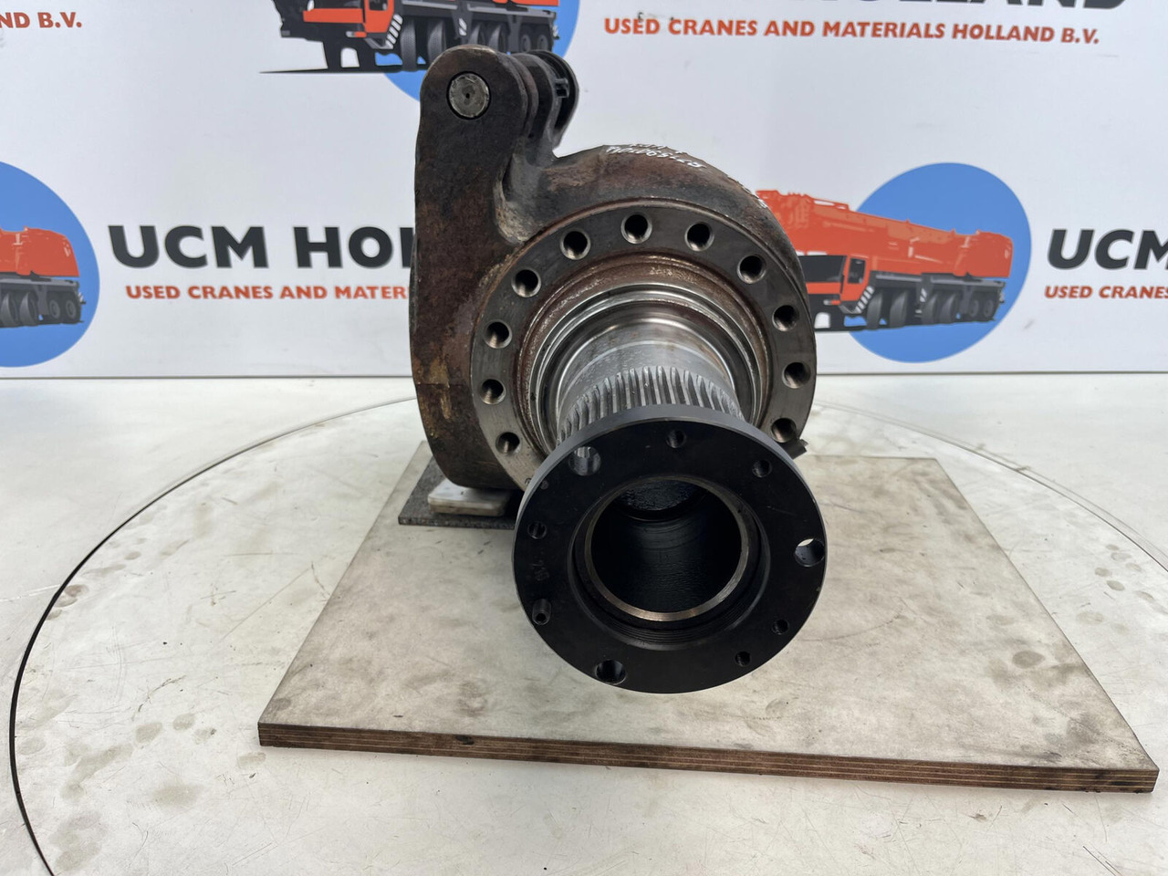 Grove GMK Megatrak steering knuckle 16 holes - Premnik za Žerjav: slika 2 Grove GMK Megatrak steering knuckle 16 holes - Premnik za Žerjav: slika 2