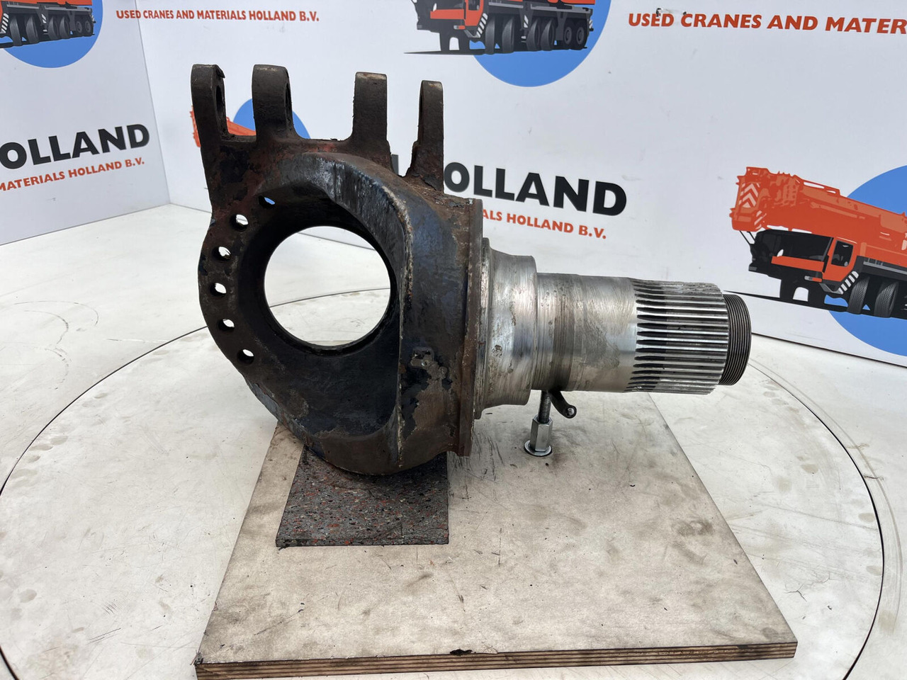 Grove GMK Megatrak steering knuckle 16 holes - Premnik za Avtodvigalo: slika 3 Grove GMK Megatrak steering knuckle 16 holes - Premnik za Avtodvigalo: slika 3