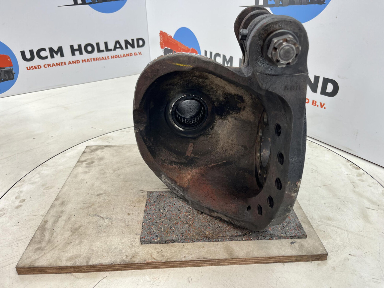 Grove GMK Megatrak steering knuckle 16 holes - Premnik za Žerjav: slika 5 Grove GMK Megatrak steering knuckle 16 holes - Premnik za Žerjav: slika 5