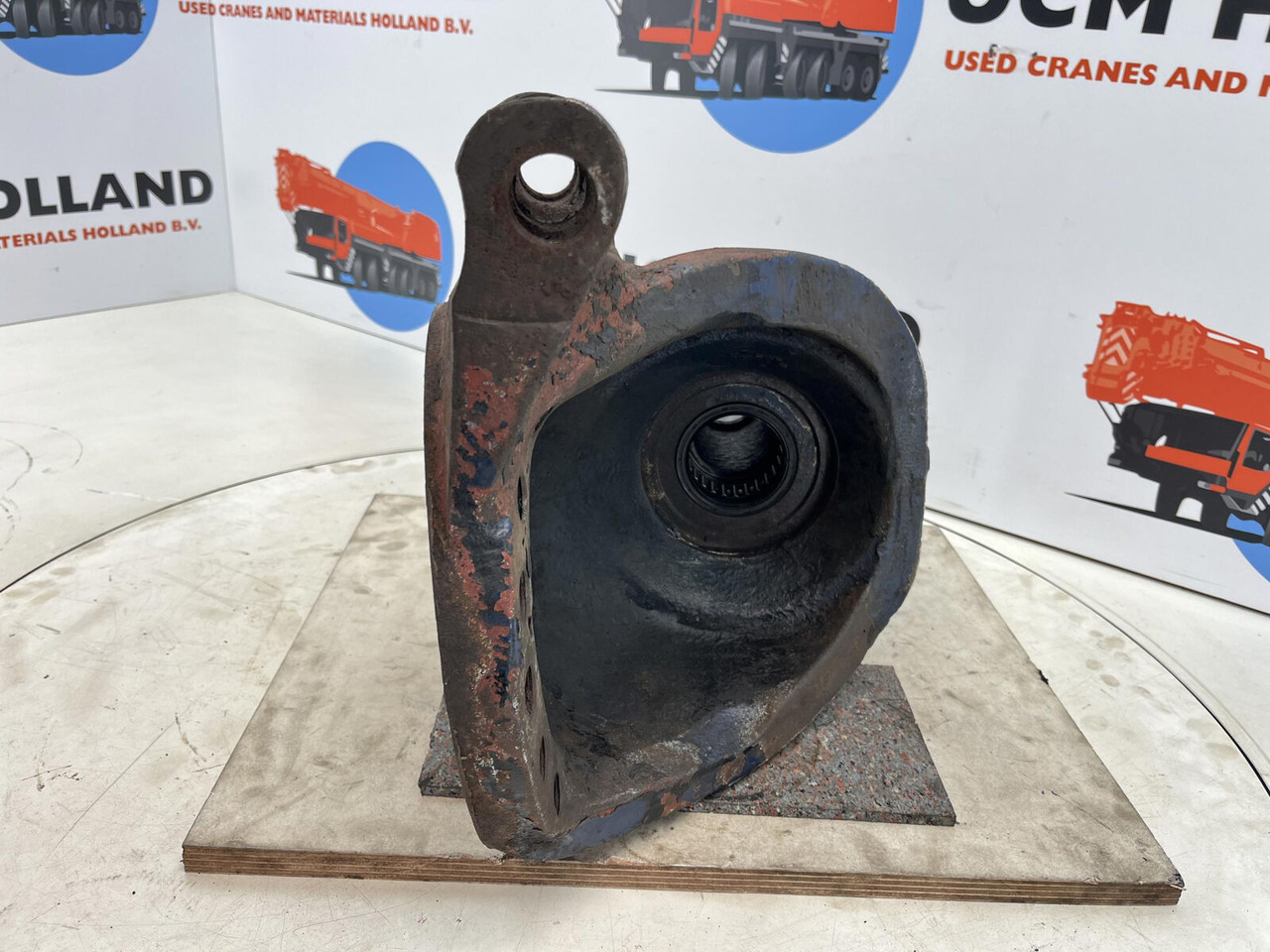 Grove GMK Megatrak steering knuckle 16 holes - Premnik za Avtodvigalo: slika 5 Grove GMK Megatrak steering knuckle 16 holes - Premnik za Avtodvigalo: slika 5