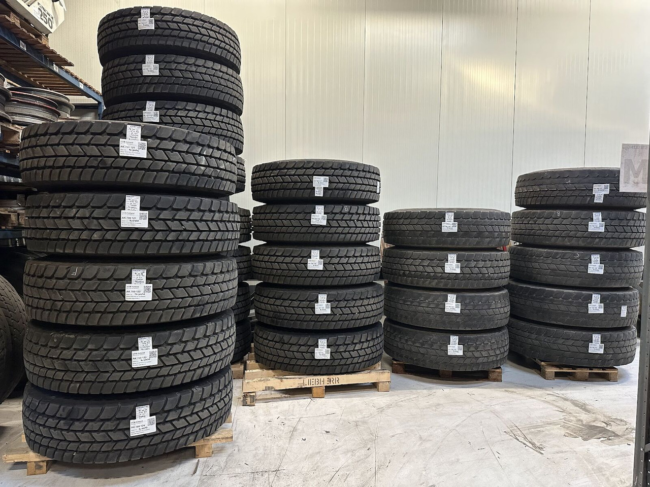 Liebherr Crane Tires/Rims for sale - Guma za Avtodvigalo: slika 1 Liebherr Crane Tires/Rims for sale - Guma za Avtodvigalo: slika 1