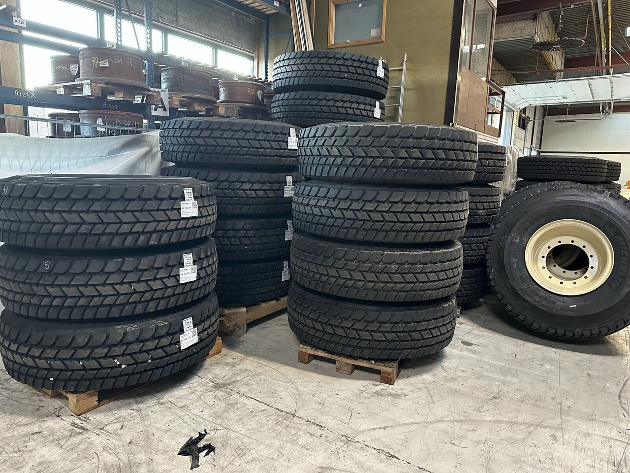 Liebherr Crane Tires/Rims for sale - Guma za Avtodvigalo: slika 5 Liebherr Crane Tires/Rims for sale - Guma za Avtodvigalo: slika 5