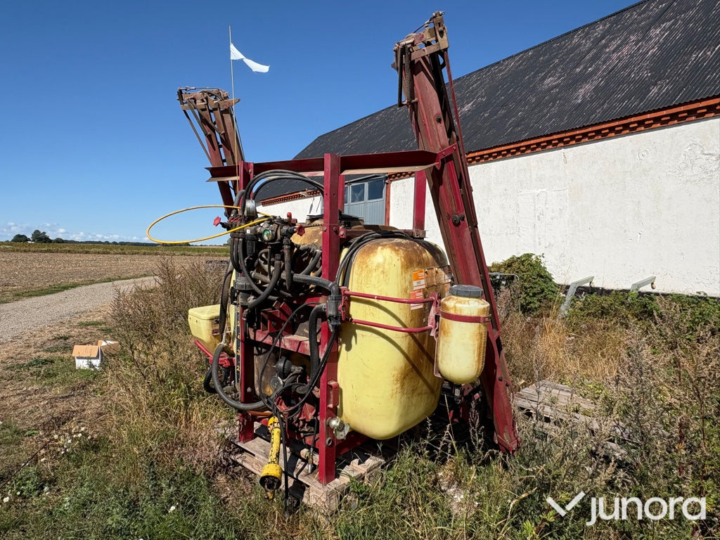Växtspruta - Hardi, 1000L, 12M - Škropilnica montirana na traktor: slika 1 Växtspruta - Hardi, 1000L, 12M - Škropilnica montirana na traktor: slika 1