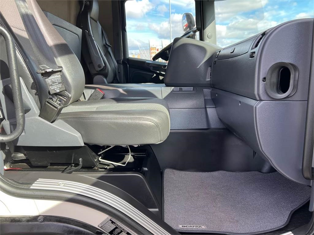 Scania P280 LB 6x2*4 MLB - 24 pallets - Tovornjak s ponjavo: slika 4 Scania P280 LB 6x2*4 MLB - 24 pallets - Tovornjak s ponjavo: slika 4