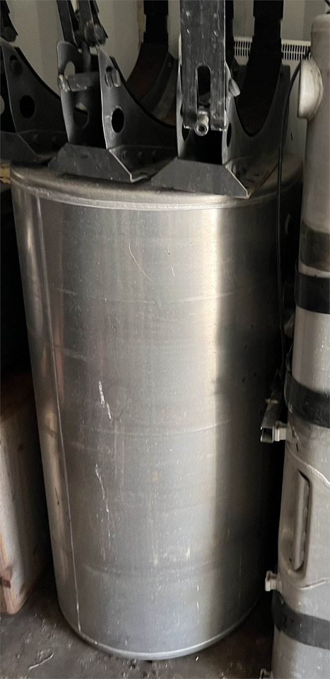 Volvo Dieseltank 570 L med 3 bæringer - Rezervoar za gorivo: slika 1 Volvo Dieseltank 570 L med 3 bæringer - Rezervoar za gorivo: slika 1