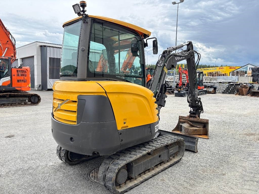 Volvo EC27C PYÖRITTÄJÄLLÄ - Mini bager: slika 4 Volvo EC27C PYÖRITTÄJÄLLÄ - Mini bager: slika 4