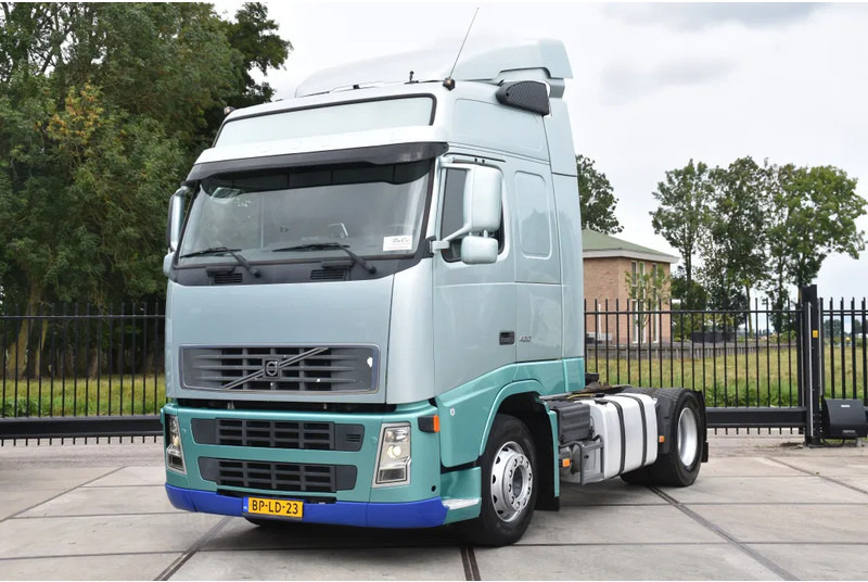 Volvo FH 420 Globe 4x2 - EURO 3 - ONLY 680 TKM - AUT. GEARBOX - AIRCO - 2 x FUEL TANKS - GOOD CONDITION - - Vlačilec: slika 2 Volvo FH 420 Globe 4x2 - EURO 3 - ONLY 680 TKM - AUT. GEARBOX - AIRCO - 2 x FUEL TANKS - GOOD CONDITION - - Vlačilec: slika 2