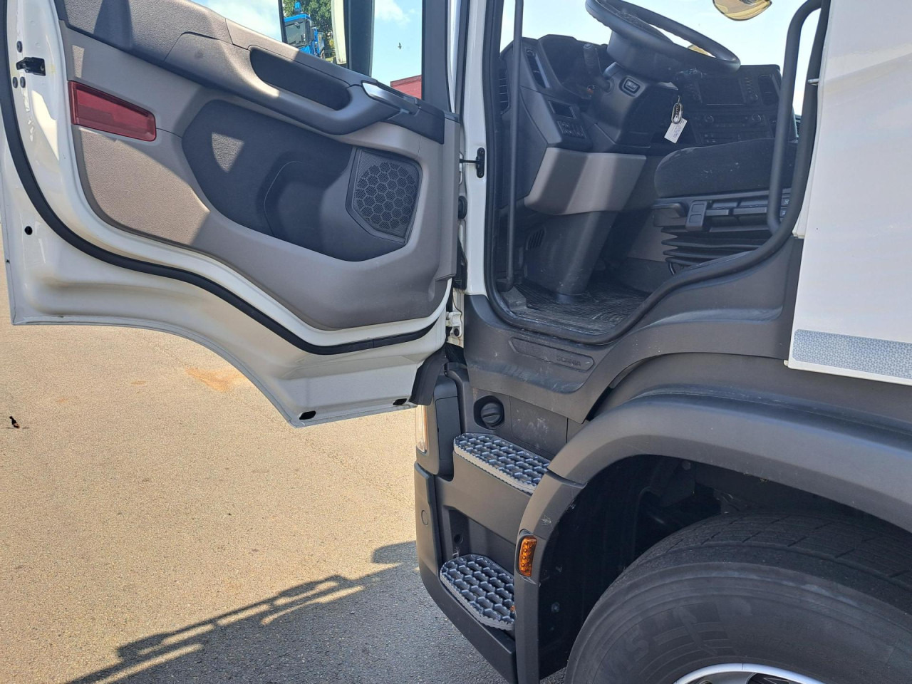 SCANIA SCANIA P280 4x2 Fourgon /Hayon 9L - Tovornjak-šasija: slika 2 SCANIA SCANIA P280 4x2 Fourgon /Hayon 9L - Tovornjak-šasija: slika 2