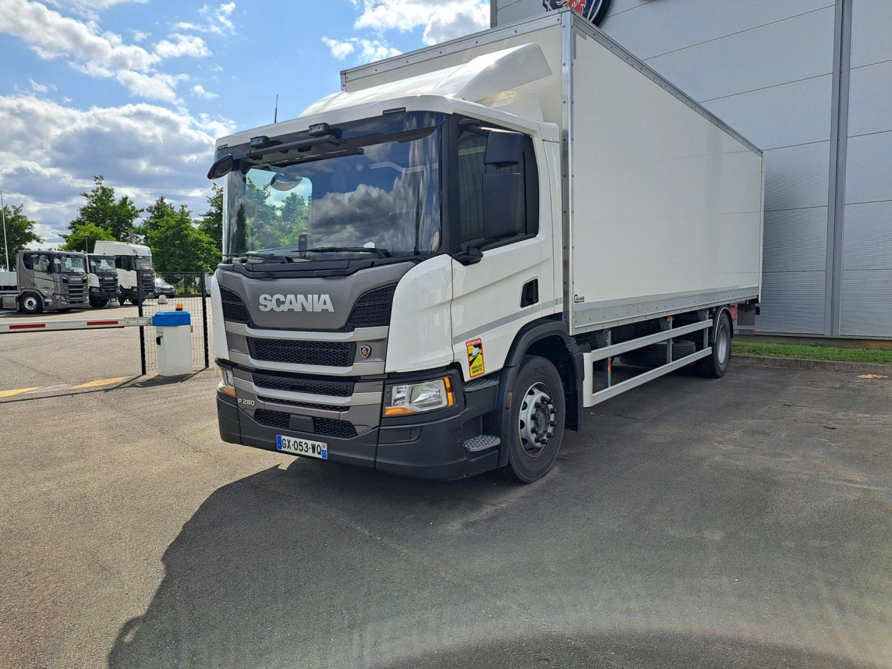 SCANIA SCANIA P280 4x2 Fourgon Hayon - Tovornjak-šasija: slika 1 SCANIA SCANIA P280 4x2 Fourgon Hayon - Tovornjak-šasija: slika 1