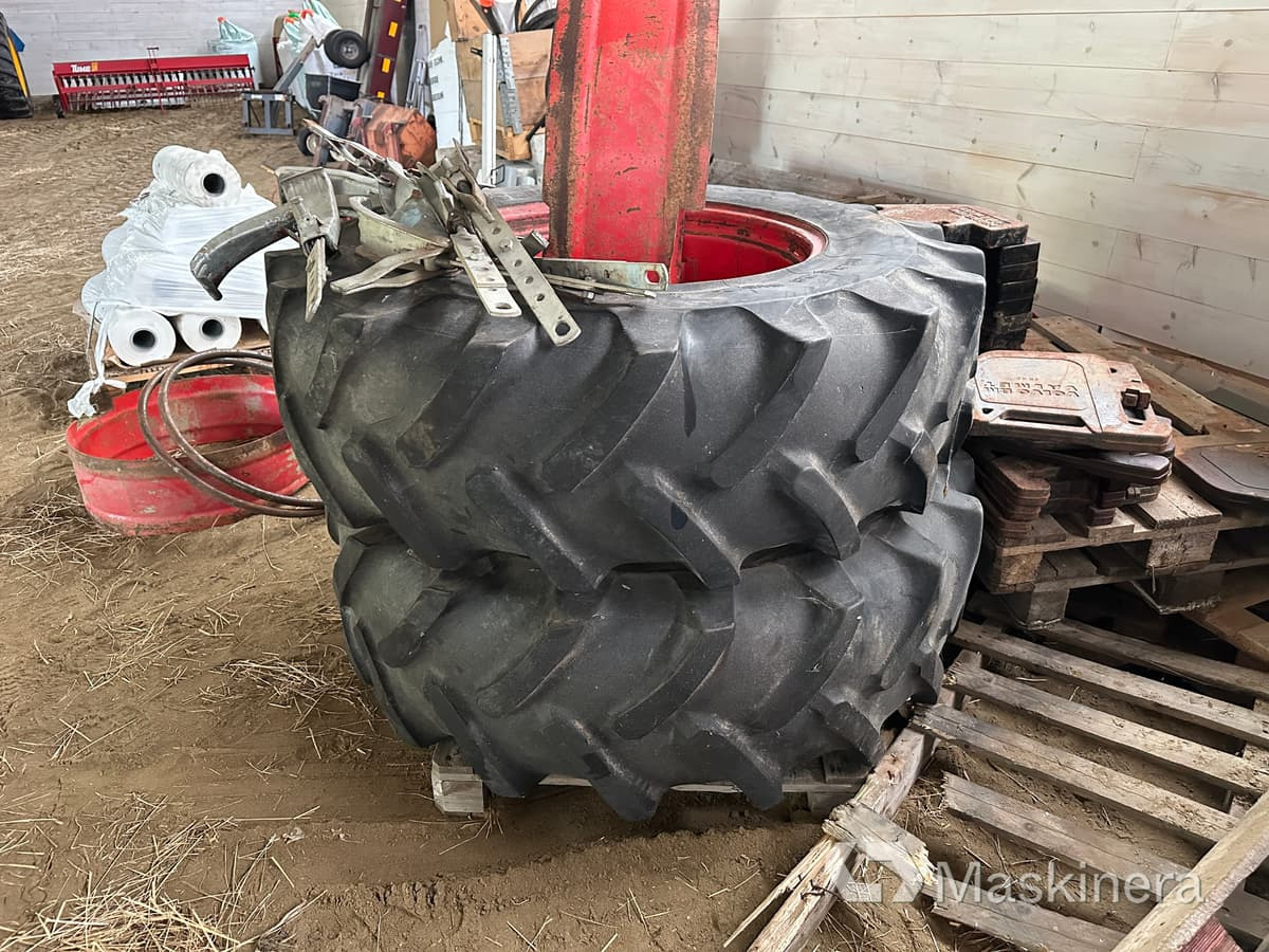 Dubbelmontage Michelin 16.9 R28 - Kompletno kolo: slika 1 Dubbelmontage Michelin 16.9 R28 - Kompletno kolo: slika 1