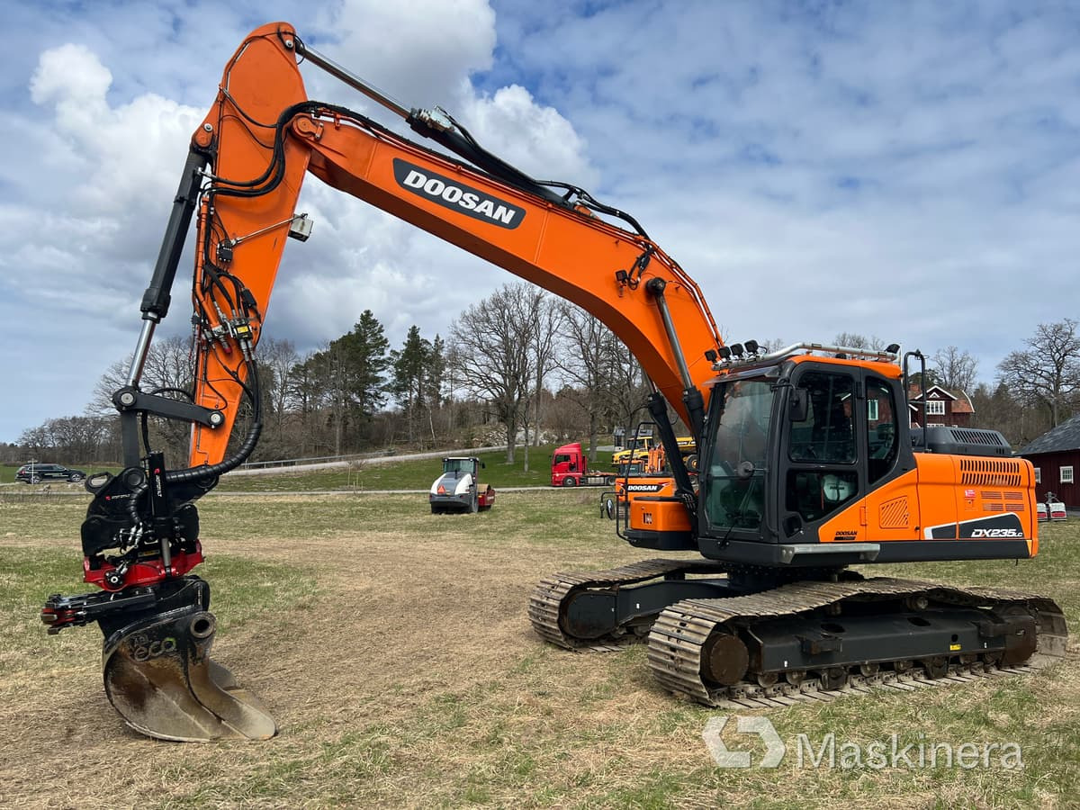 Grävmaskin Doosan DX235NLC-5 med grävsystem - Bager goseničar: slika 1 Grävmaskin Doosan DX235NLC-5 med grävsystem - Bager goseničar: slika 1